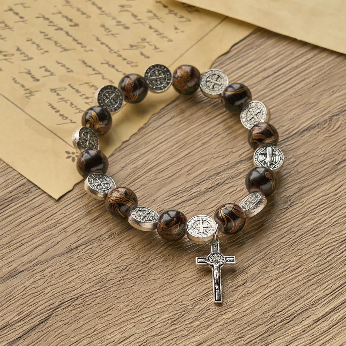 Pulsera Tricolor de Cuentas con Medalla de Plata de San Benito y Crucifijo: Arte de Fe Divina