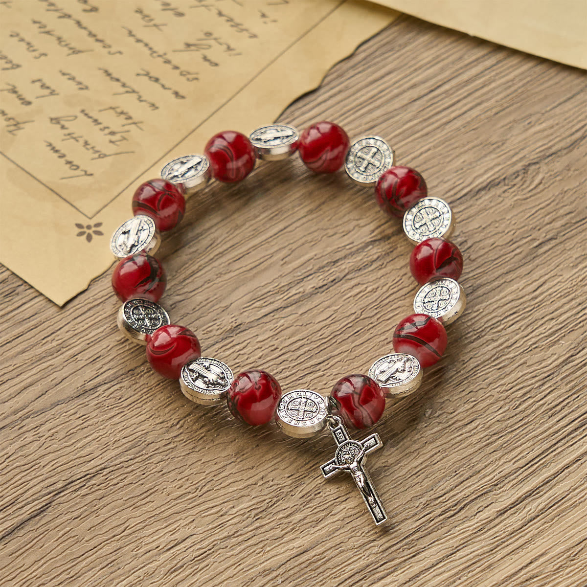 Pulsera Tricolor de Cuentas con Medalla de Plata de San Benito y Crucifijo: Arte de Fe Divina