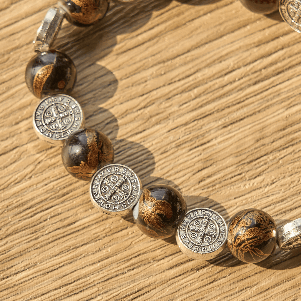 Pulsera Tricolor de Cuentas con Medalla de Plata de San Benito y Crucifijo: Arte de Fe Divina