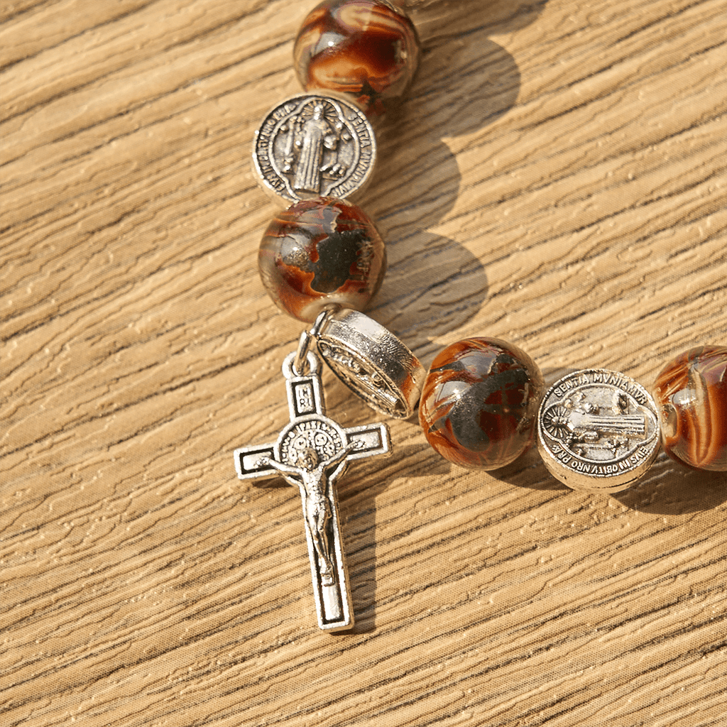 Pulsera Tricolor de Cuentas con Medalla de Plata de San Benito y Crucifijo: Arte de Fe Divina