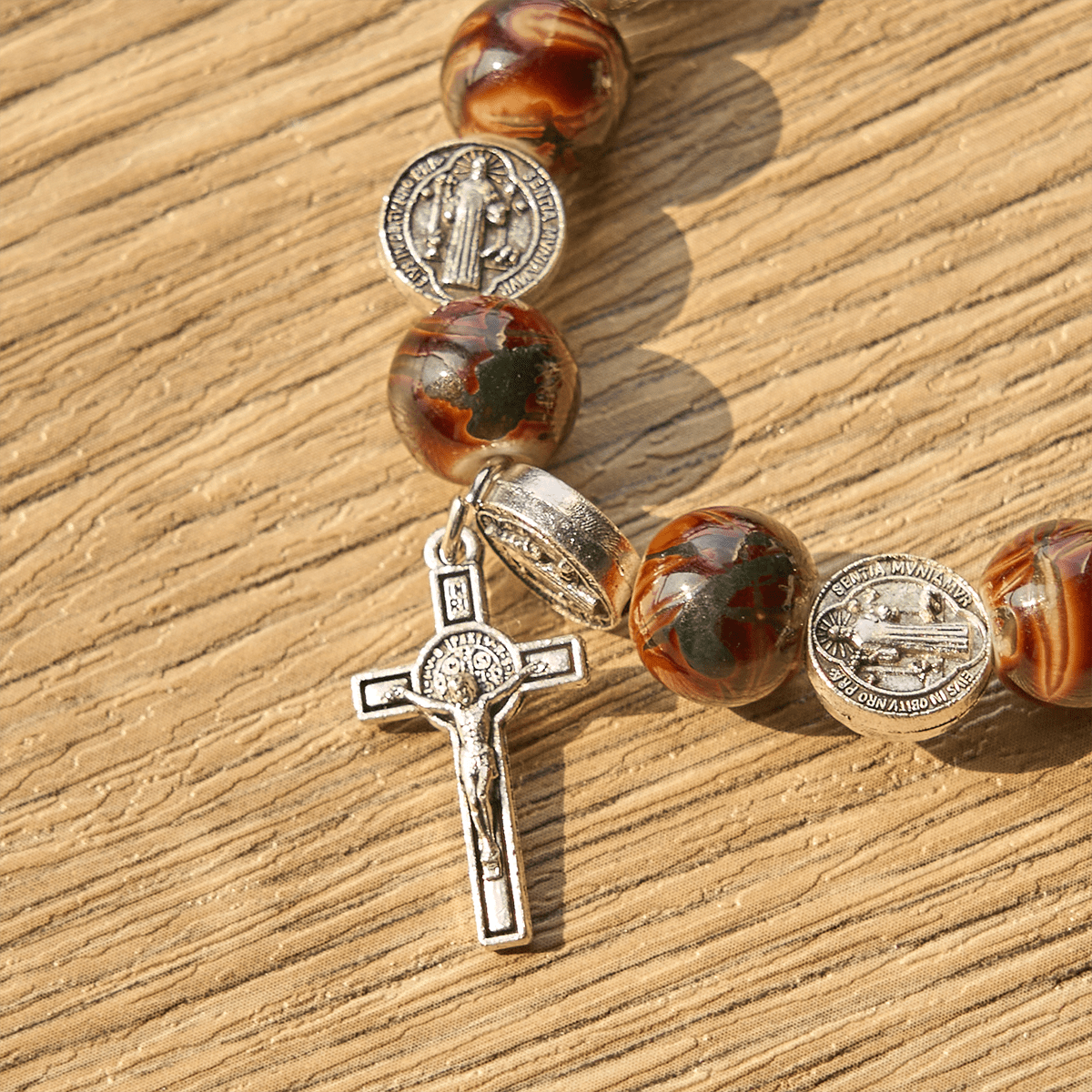 Pulsera Tricolor de Cuentas con Medalla de Plata de San Benito y Crucifijo: Arte de Fe Divina