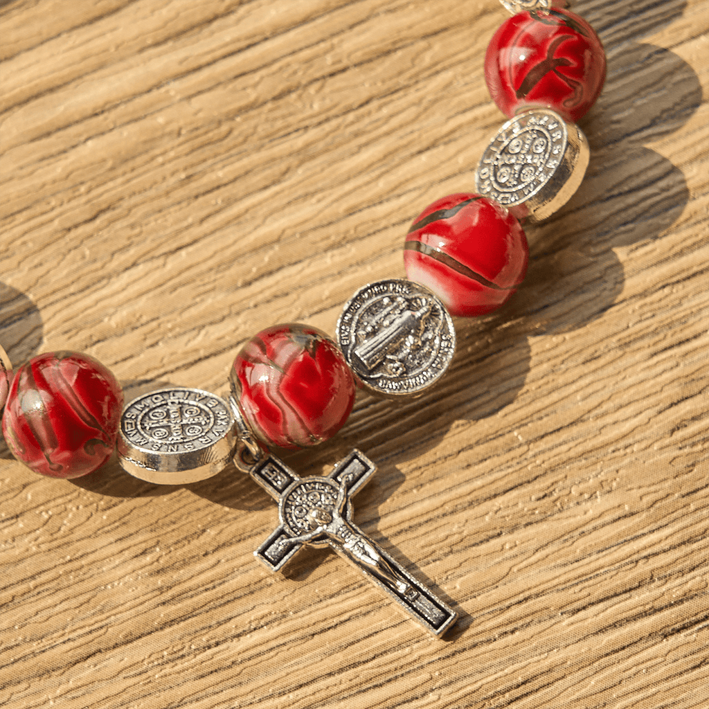 Pulsera Tricolor de Cuentas con Medalla de Plata de San Benito y Crucifijo: Arte de Fe Divina