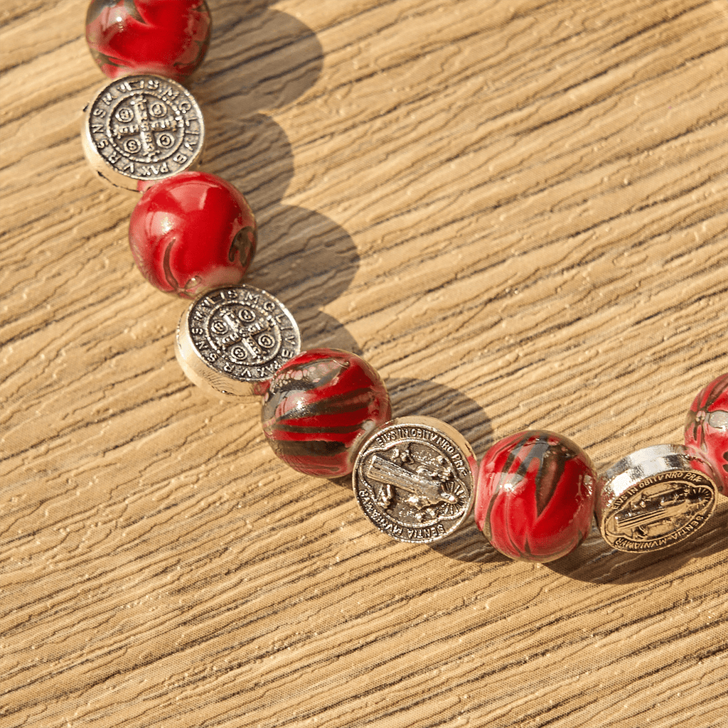 Pulsera Tricolor de Cuentas con Medalla de Plata de San Benito y Crucifijo: Arte de Fe Divina