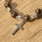Pulsera Tricolor de Cuentas con Medalla de Plata de San Benito y Crucifijo: Arte de Fe Divina
