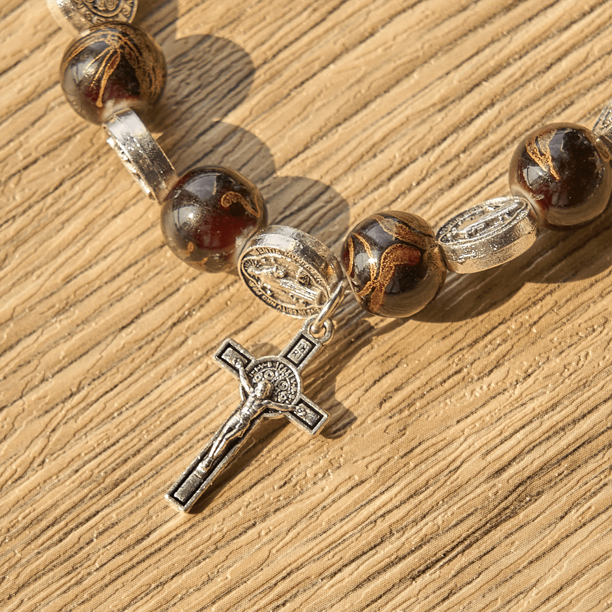 Pulsera Tricolor de Cuentas con Medalla de Plata de San Benito y Crucifijo: Arte de Fe Divina