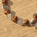 Pulsera Tricolor de Cuentas con Medalla de Plata de San Benito y Crucifijo: Arte de Fe Divina