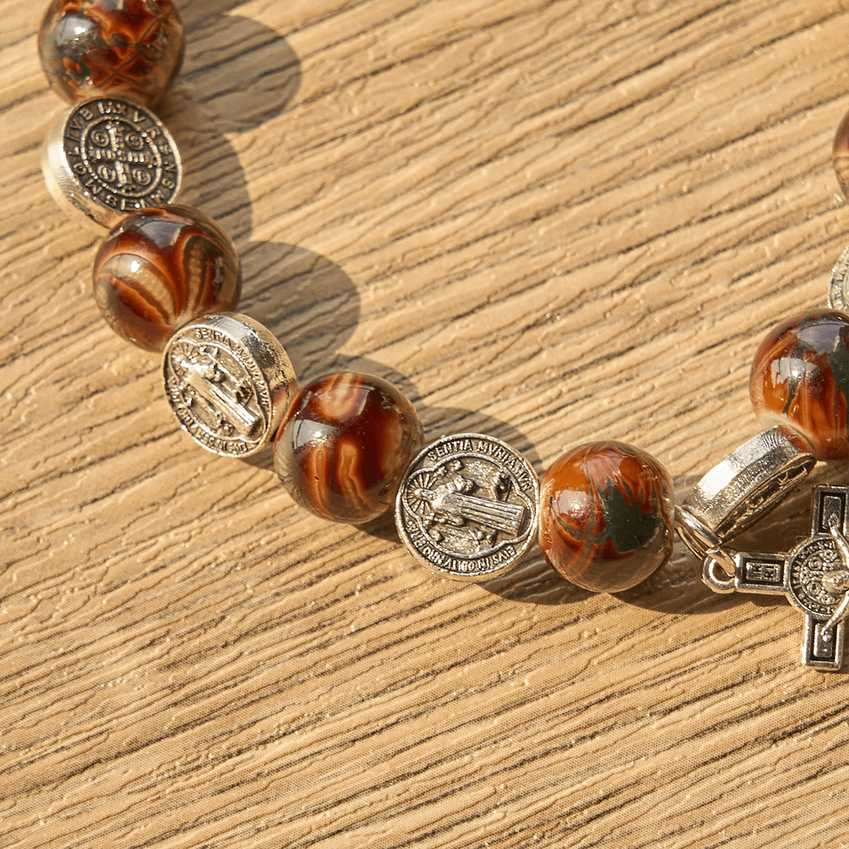 Pulsera Tricolor de Cuentas con Medalla de Plata de San Benito y Crucifijo: Arte de Fe Divina