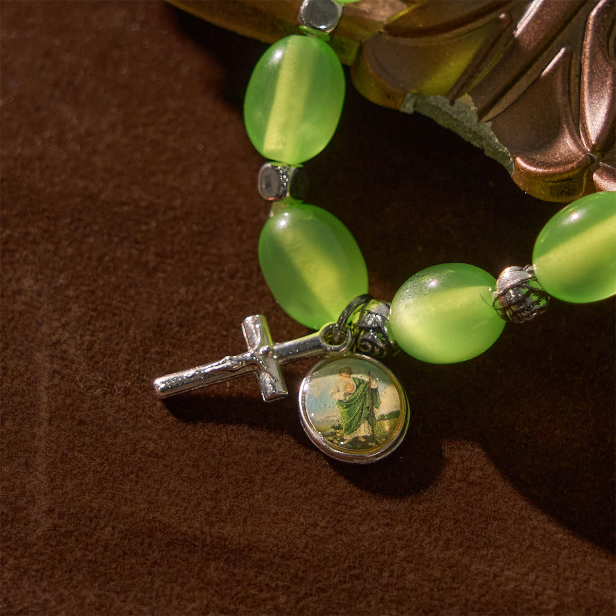 Pulsera de Rosa con Cuentas Verdes Transparentes con Dije de San Judas y Crucifijo