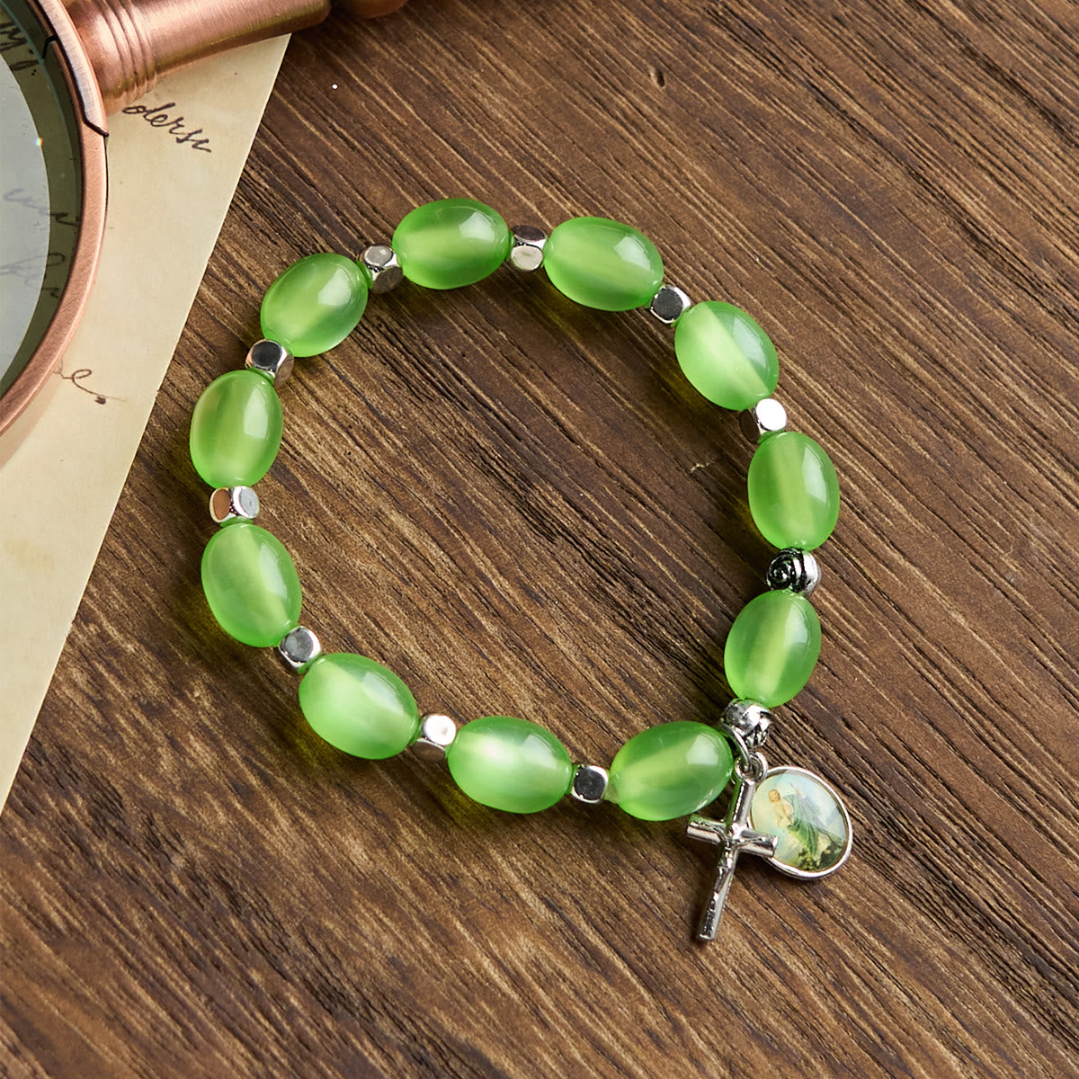 Pulsera de Rosa con Cuentas Verdes Transparentes con Dije de San Judas y Crucifijo