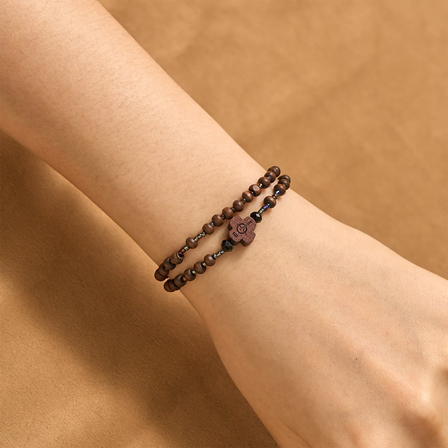 Pulsera Clásica de Cuentas de Madera con Cruz: Emblema Eterno de Fe Sobria