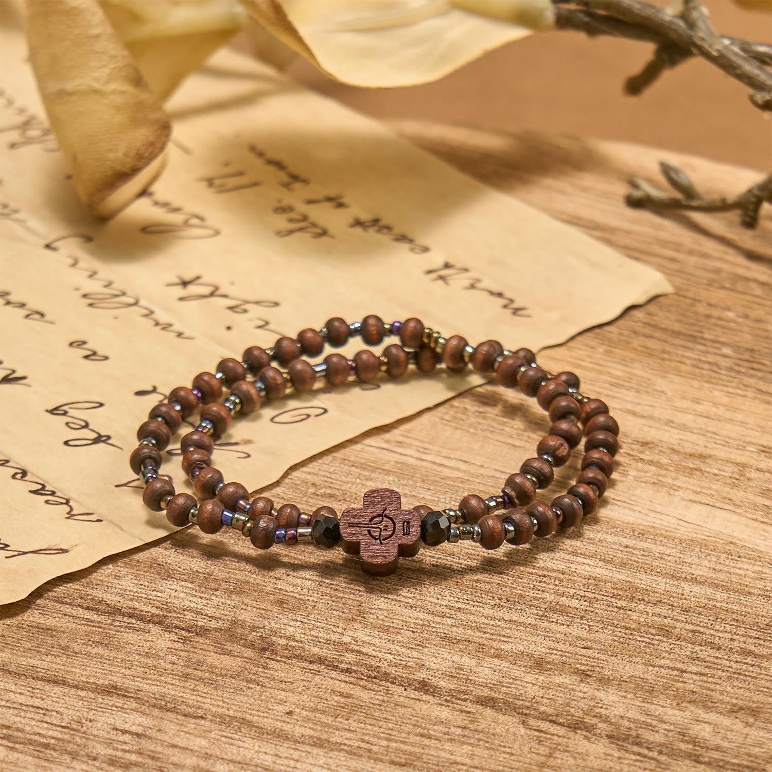 Pulsera Clásica de Cuentas de Madera con Cruz: Emblema Eterno de Fe Sobria