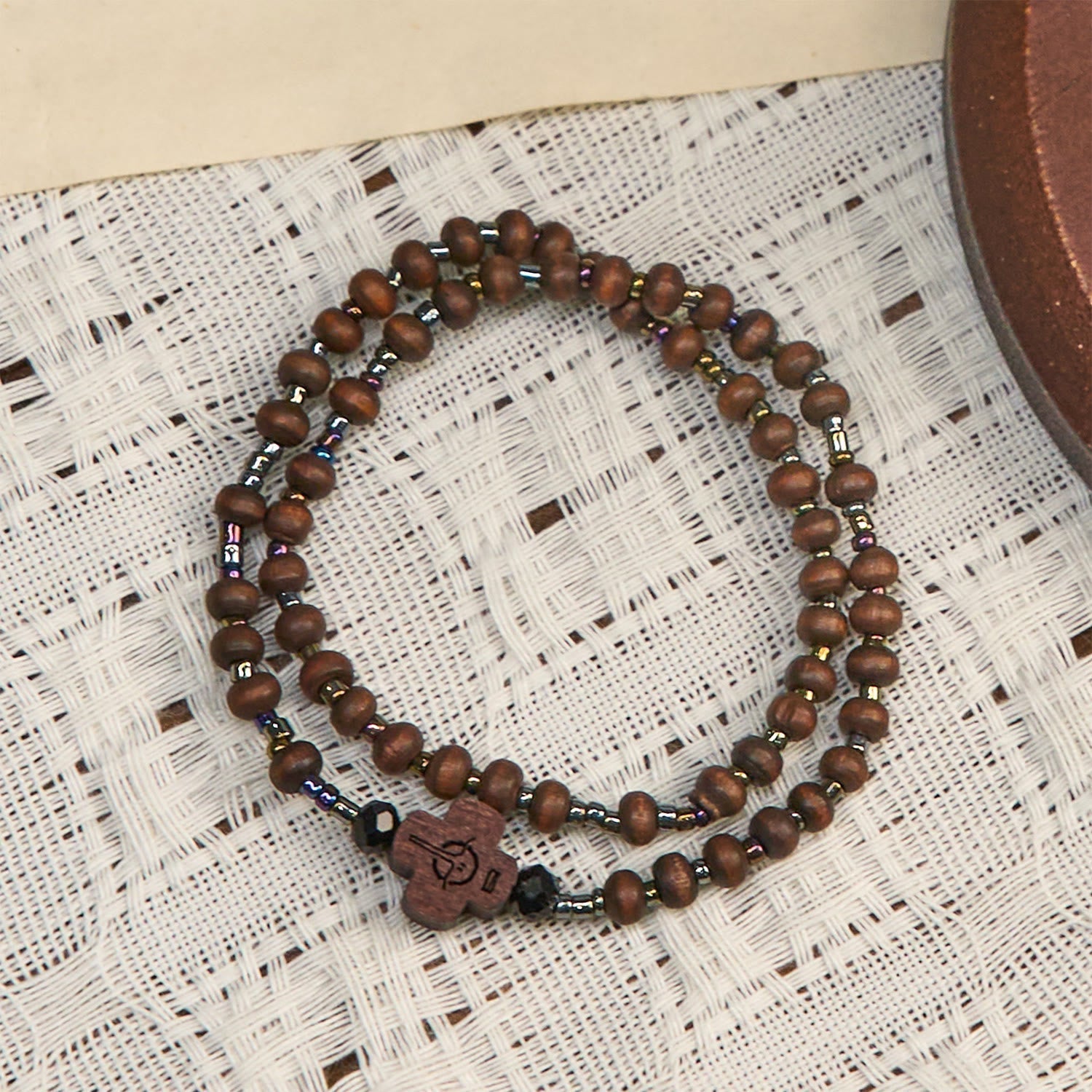 Pulsera Clásica de Cuentas de Madera con Cruz: Emblema Eterno de Fe Sobria