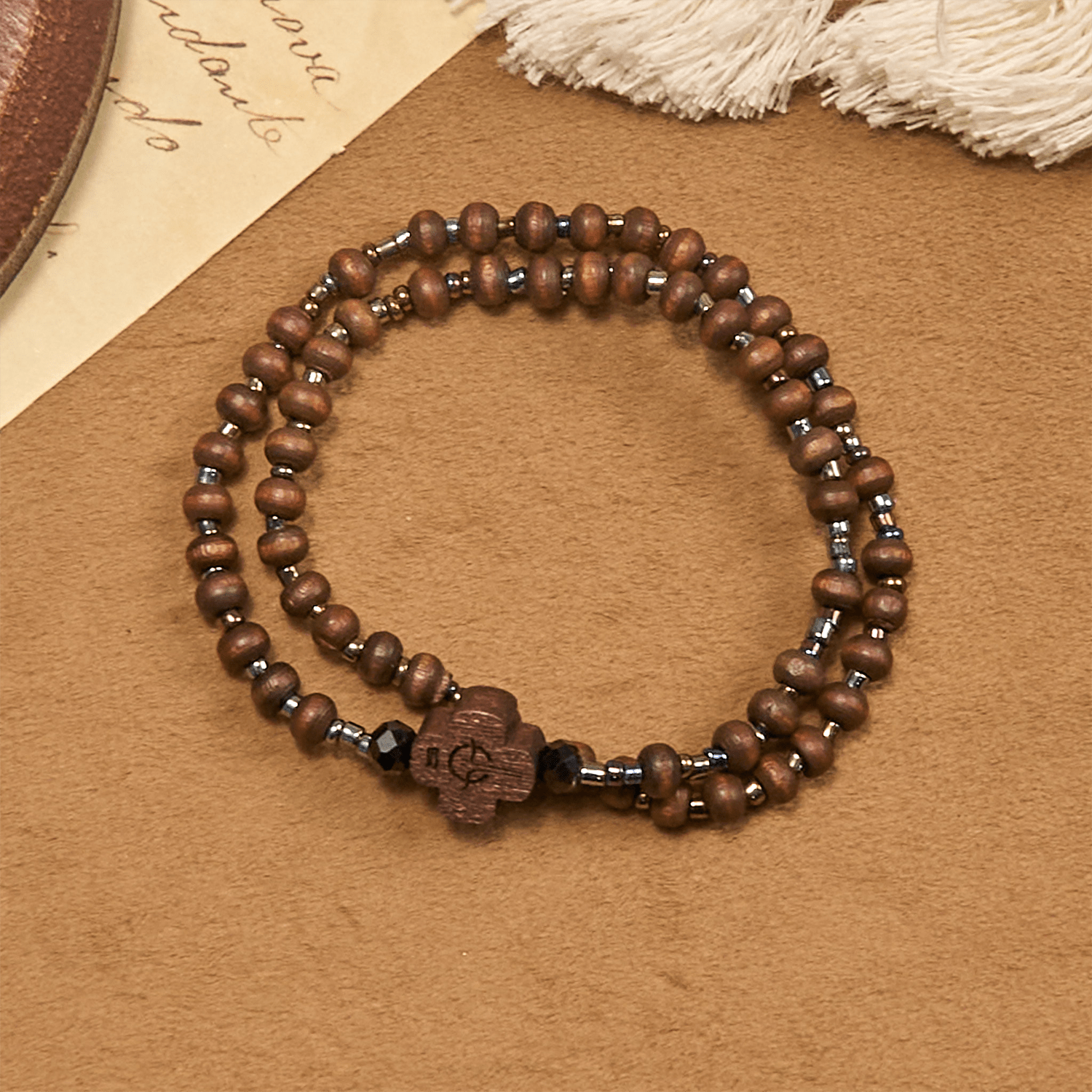 Pulsera Clásica de Cuentas de Madera con Cruz: Emblema Eterno de Fe Sobria