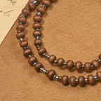 Pulsera Clásica de Cuentas de Madera con Cruz: Emblema Eterno de Fe Sobria