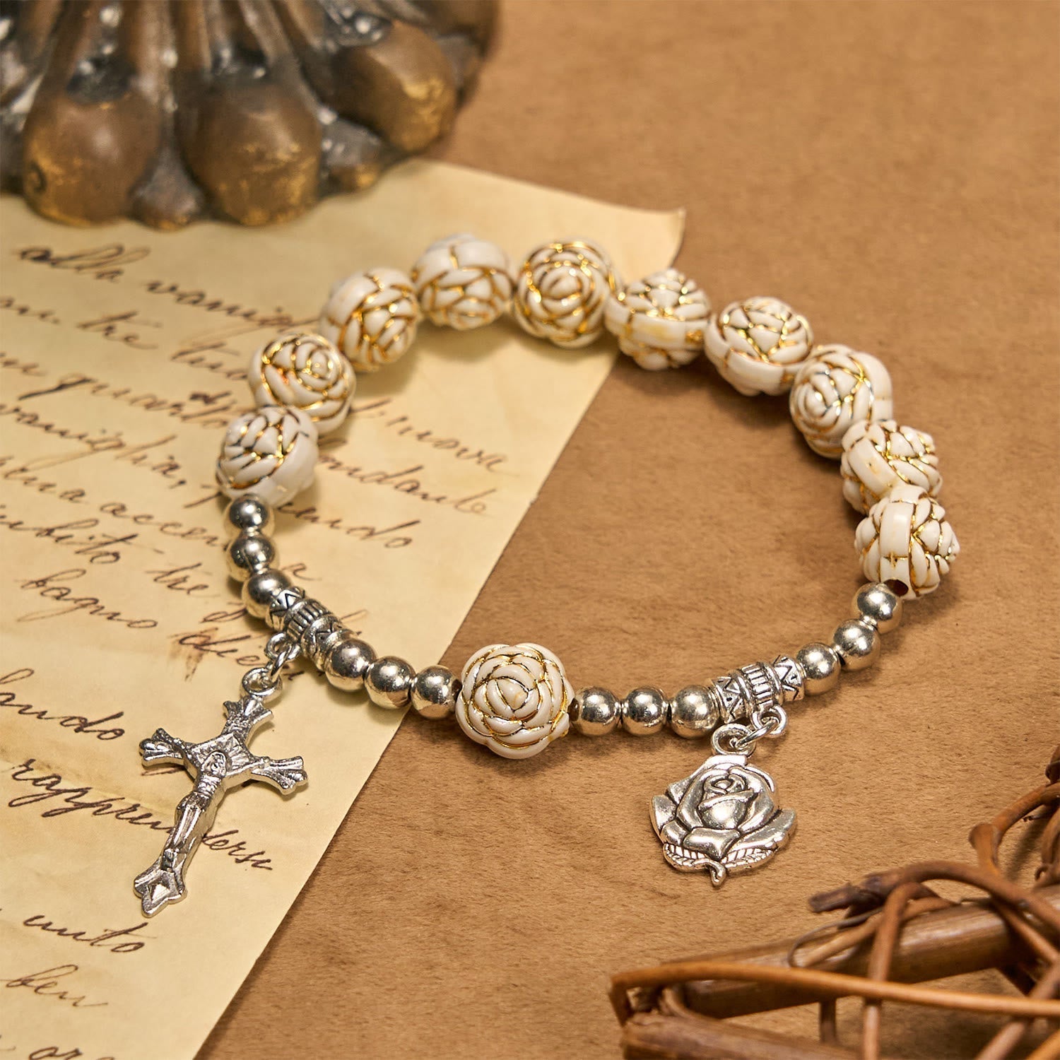 Pulsera Rosario de Cuentas de Rosa Blanca de 10 mm Esculpidas con Crucifijo