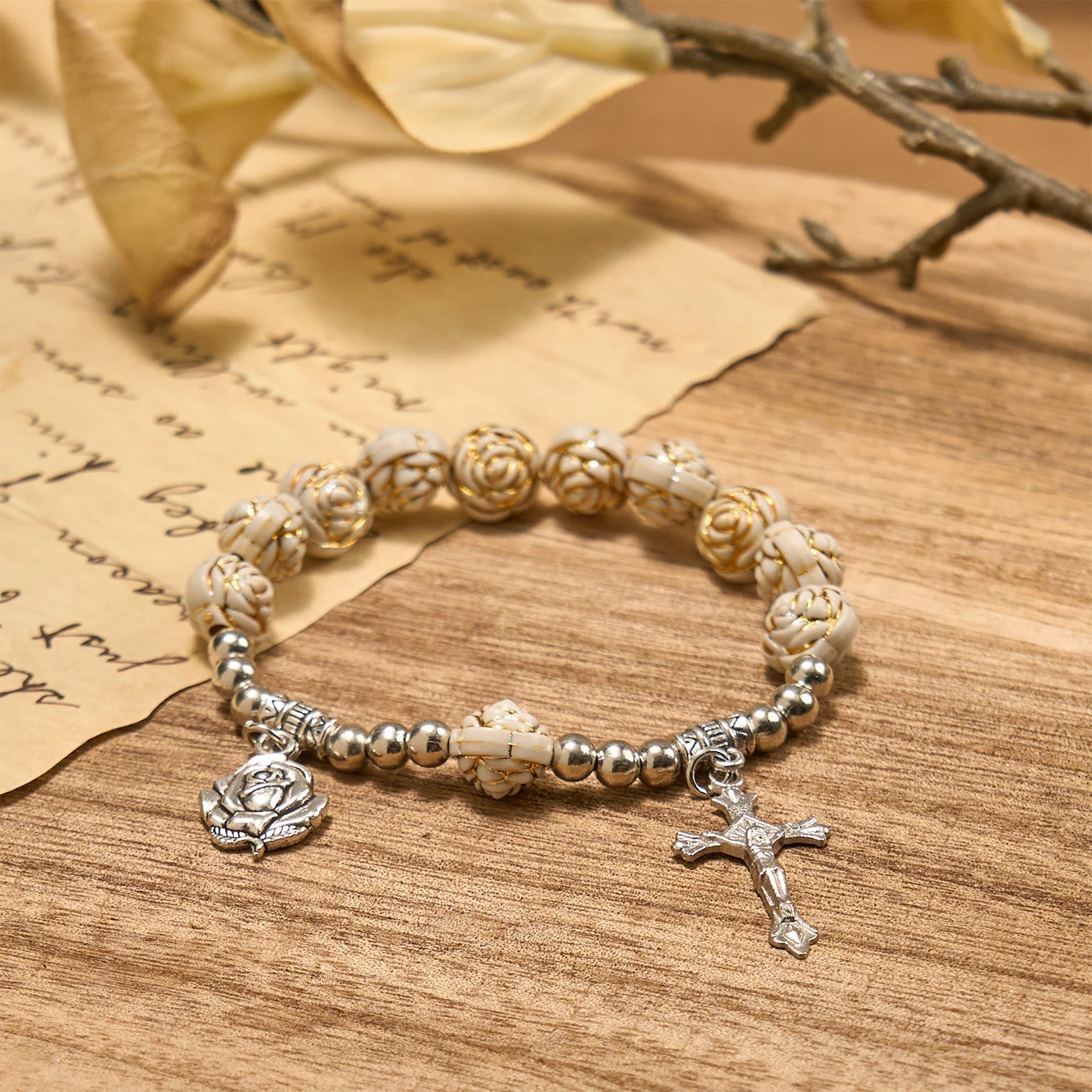 Pulsera Rosario de Cuentas de Rosa Blanca de 10 mm Esculpidas con Crucifijo