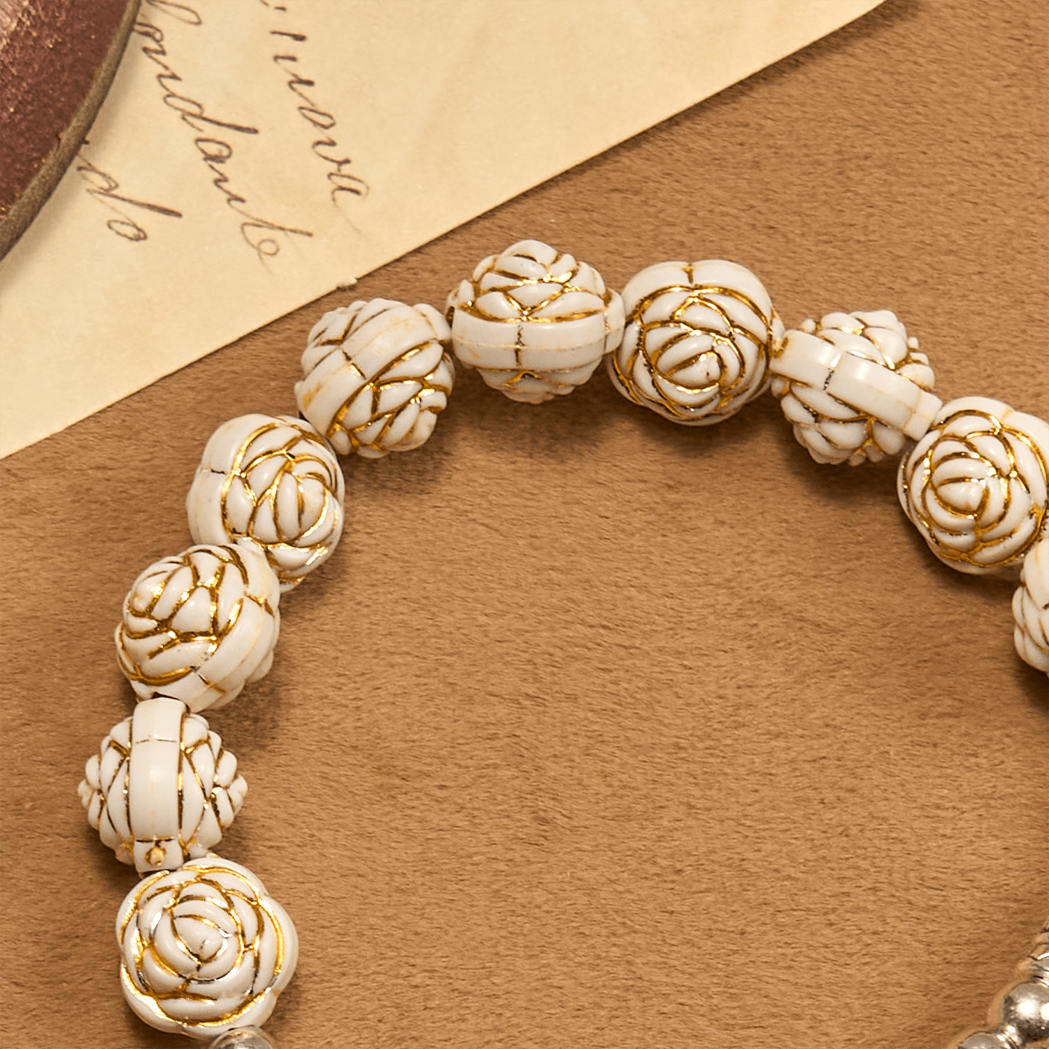 Pulsera Rosario de Cuentas de Rosa Blanca de 10 mm Esculpidas con Crucifijo