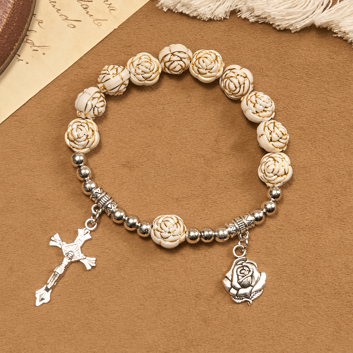Pulsera Rosario de Cuentas de Rosa Blanca de 10 mm Esculpidas con Crucifijo