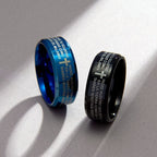 Anillo Tricolor de 8 mm con Versículo Santo y Motivo de Cruz Estilo Minimalista
