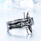 Anillo de Acero Inoxidable con Crucifijo en Relieve Vintage: Fuerza a través del Sacrificio Sagrado