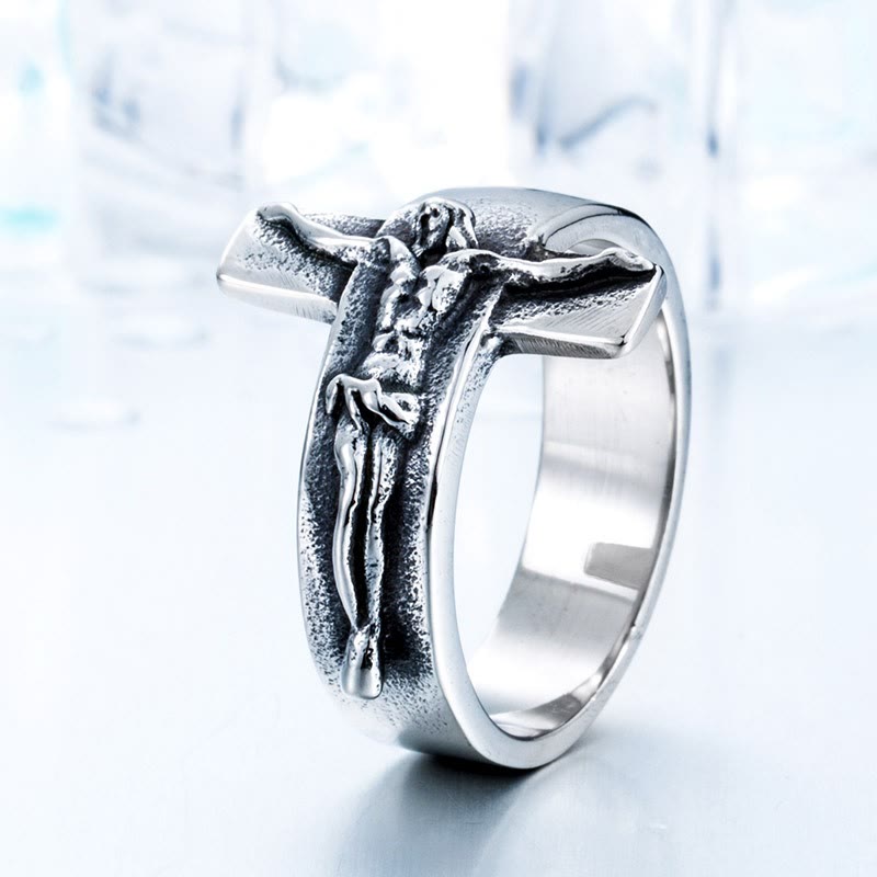 Anillo de Acero Inoxidable con Crucifijo en Relieve Vintage: Fuerza a través del Sacrificio Sagrado