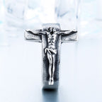 Anillo de Acero Inoxidable con Crucifijo en Relieve Vintage: Fuerza a través del Sacrificio Sagrado