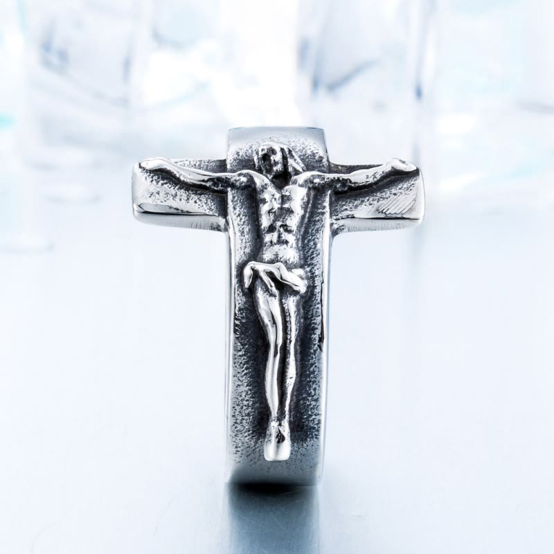 Anillo de Acero Inoxidable con Crucifijo en Relieve Vintage: Fuerza a través del Sacrificio Sagrado