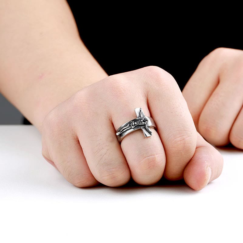 Anillo de Acero Inoxidable con Crucifijo en Relieve Vintage: Fuerza a través del Sacrificio Sagrado