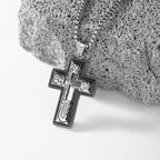 Collar Vintage de Cruz Antigua con Centro Calado y Diseño Floral
