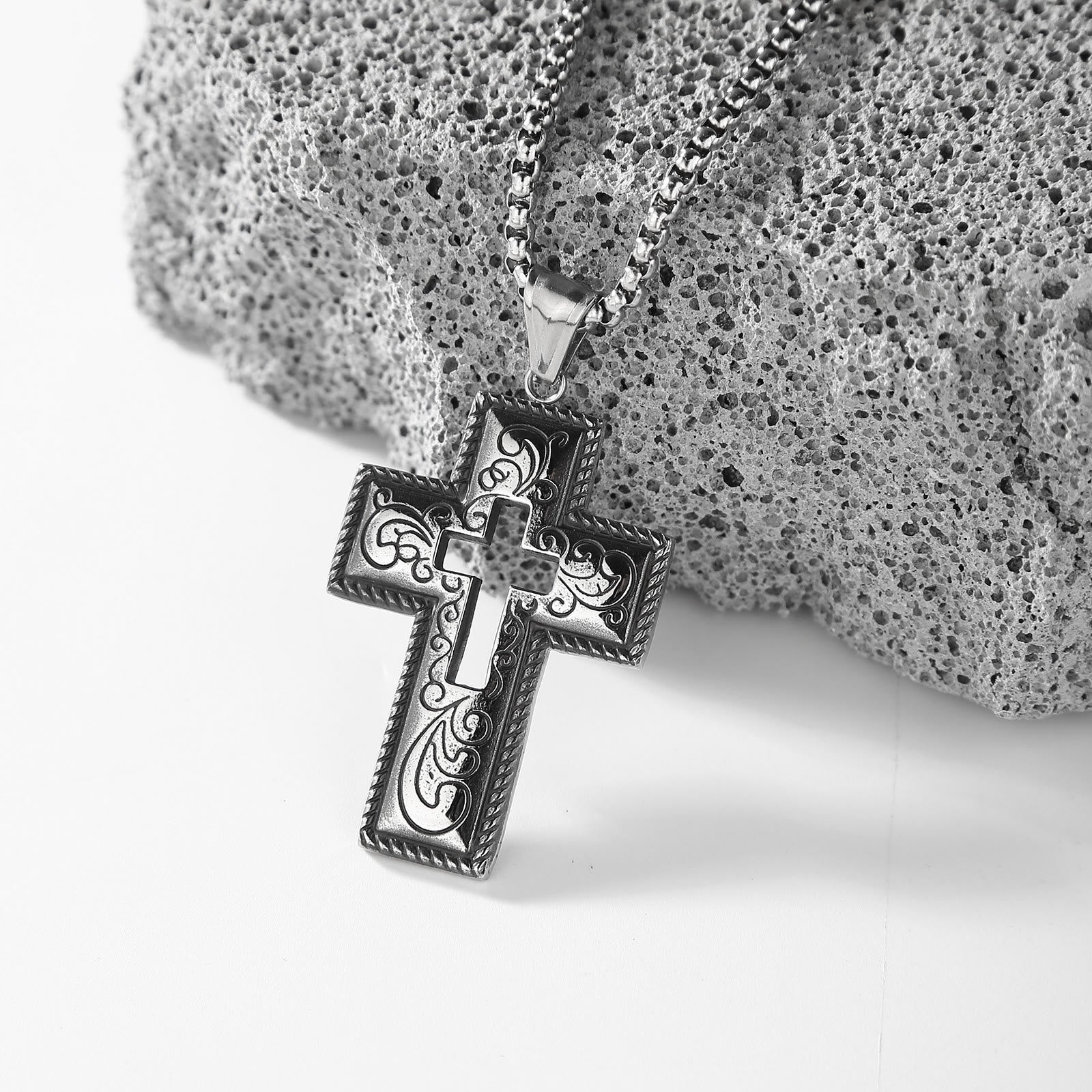 Collar Vintage de Cruz Antigua con Centro Calado y Diseño Floral