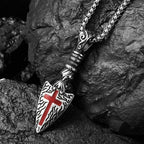 Collar de Punta de Lanza con Cruz Roja y Elementos Barrocos con Patrón Vintage