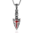 Collar de Punta de Lanza con Cruz Roja y Elementos Barrocos con Patrón Vintage