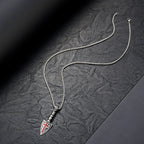 Collar de Punta de Lanza con Cruz Roja y Elementos Barrocos con Patrón Vintage