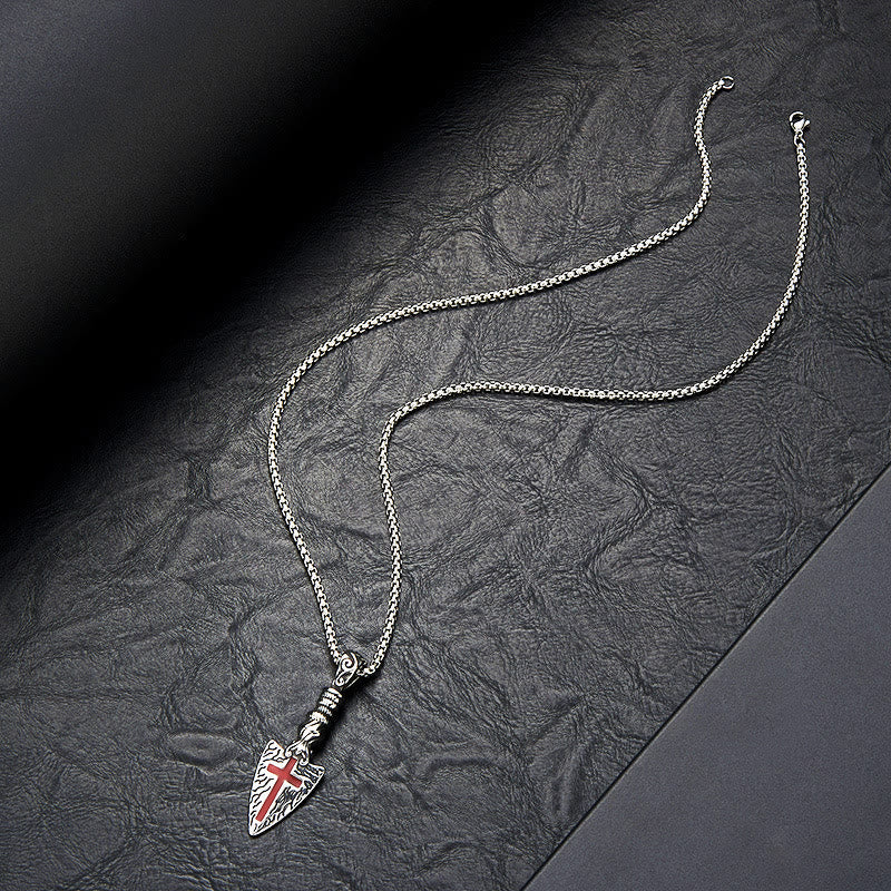 Collar de Punta de Lanza con Cruz Roja y Elementos Barrocos con Patrón Vintage