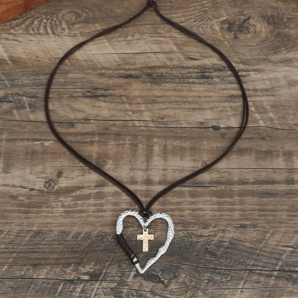 Collar Bohemio con Marco de Corazón Texturizado, Dije de Cruz y Cordón de Cuero