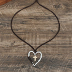 Collar Bohemio con Marco de Corazón Texturizado, Dije de Cruz y Cordón de Cuero