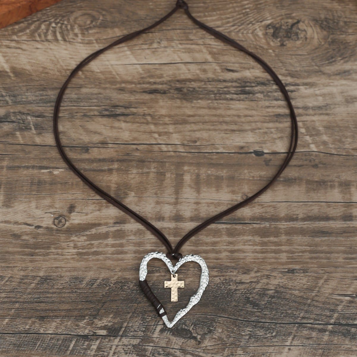 Collar Bohemio con Marco de Corazón Texturizado, Dije de Cruz y Cordón de Cuero