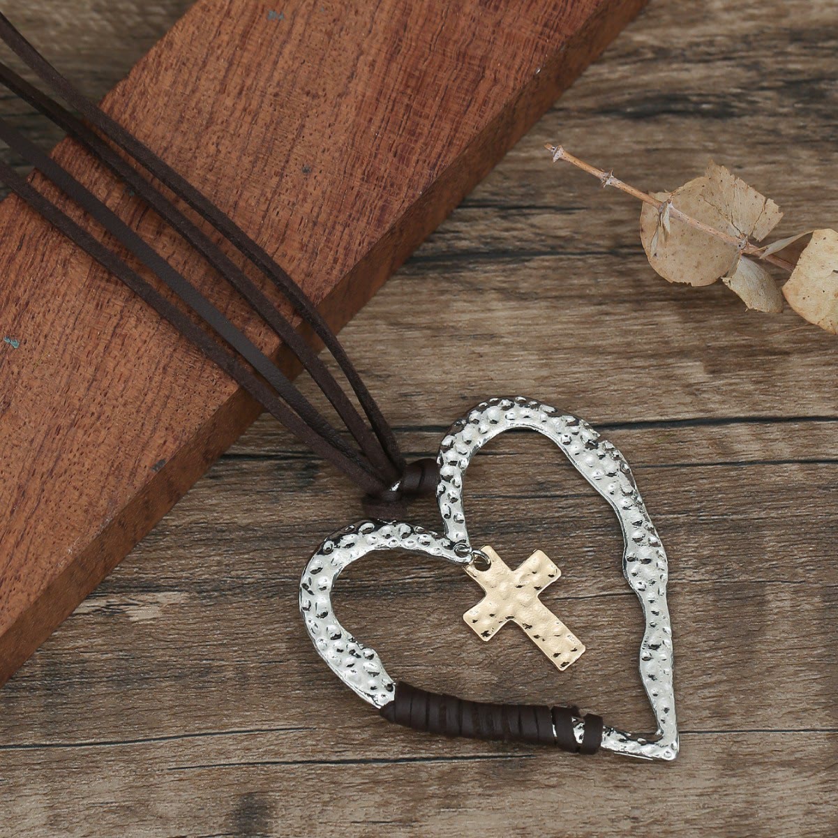 Collar Bohemio con Marco de Corazón Texturizado, Dije de Cruz y Cordón de Cuero