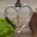 Collar Bohemio con Marco de Corazón Texturizado, Dije de Cruz y Cordón de Cuero