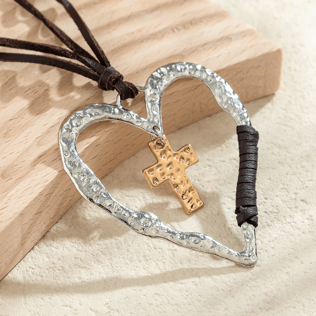 Collar Bohemio con Marco de Corazón Texturizado, Dije de Cruz y Cordón de Cuero