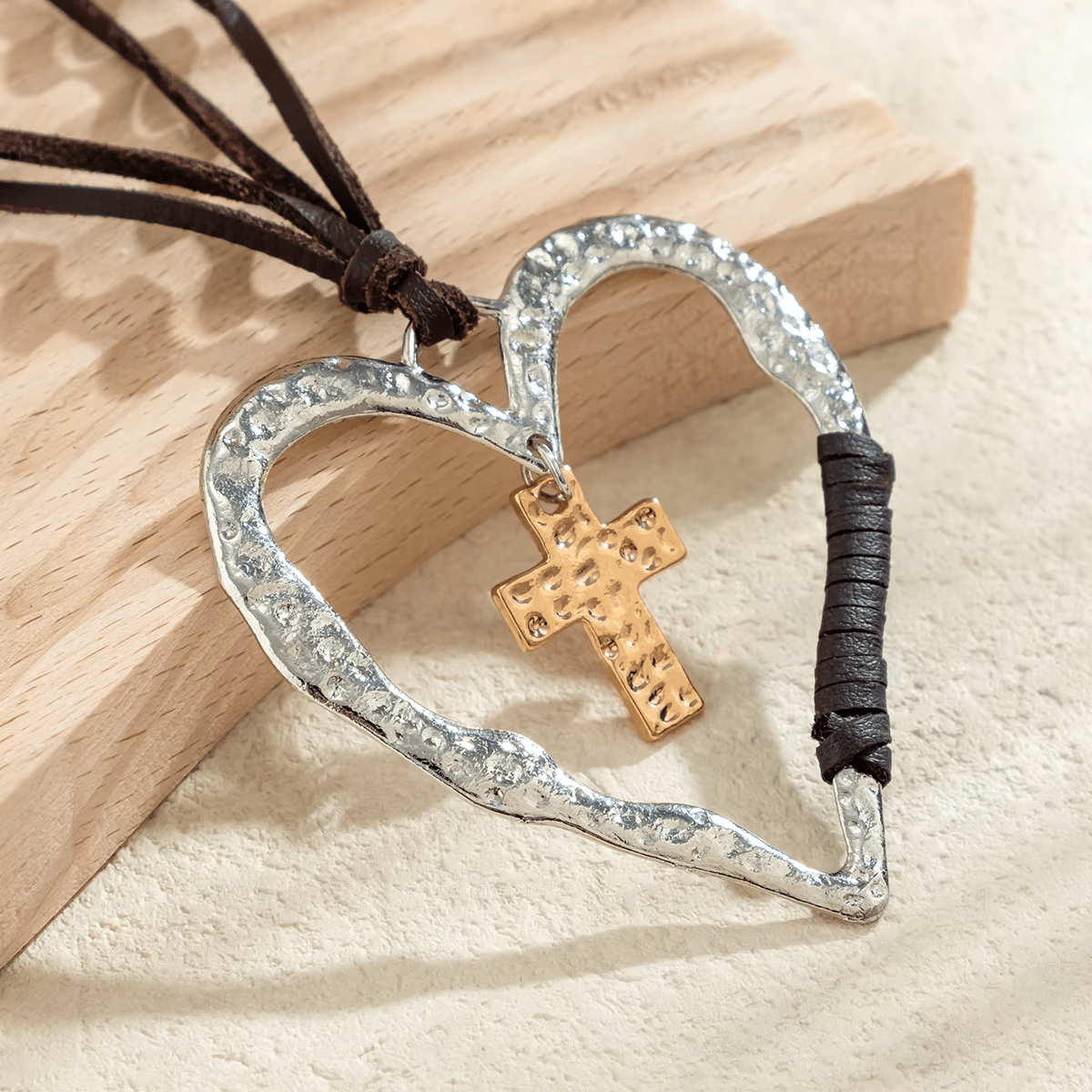 Collar Bohemio con Marco de Corazón Texturizado, Dije de Cruz y Cordón de Cuero