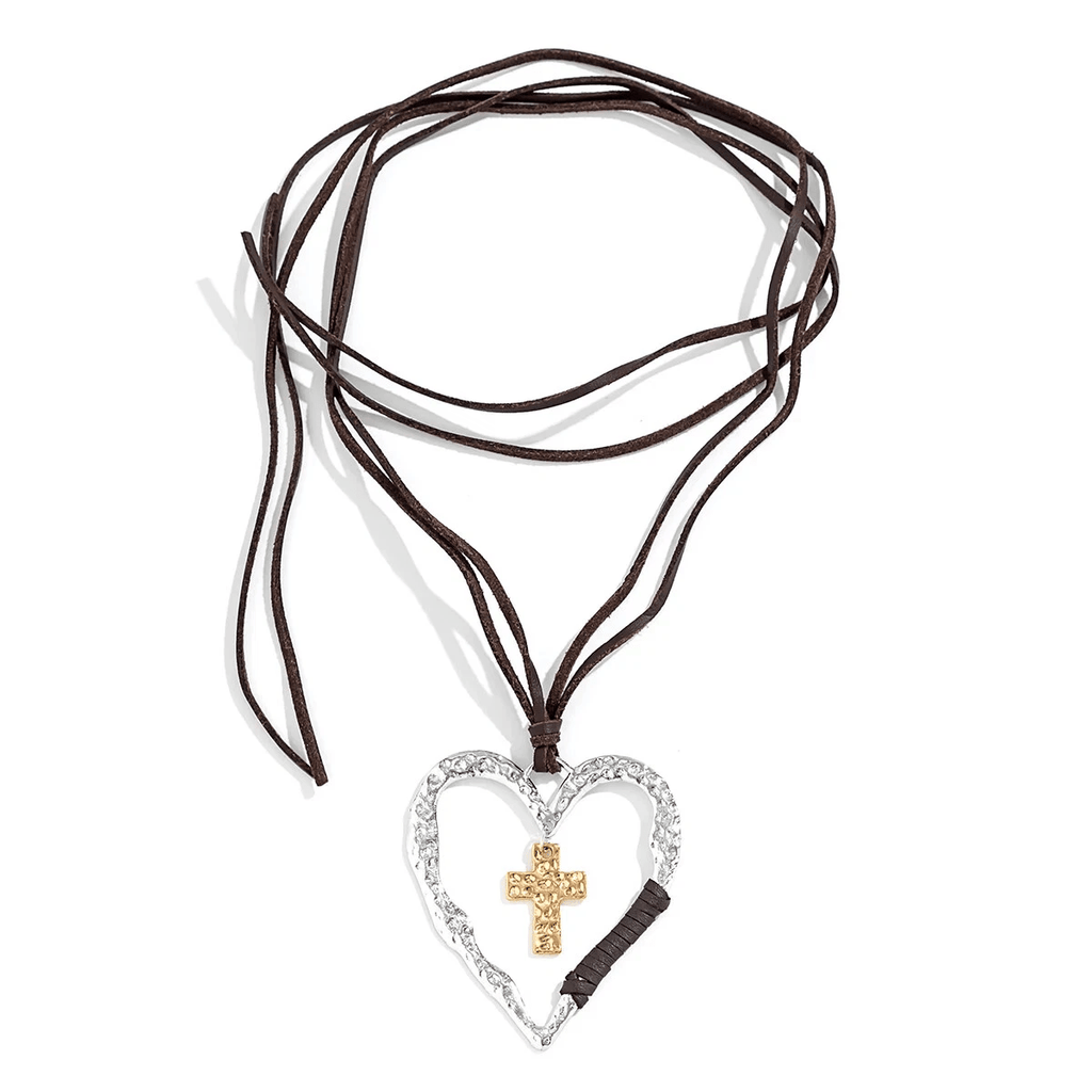 Collar Bohemio con Marco de Corazón Texturizado, Dije de Cruz y Cordón de Cuero