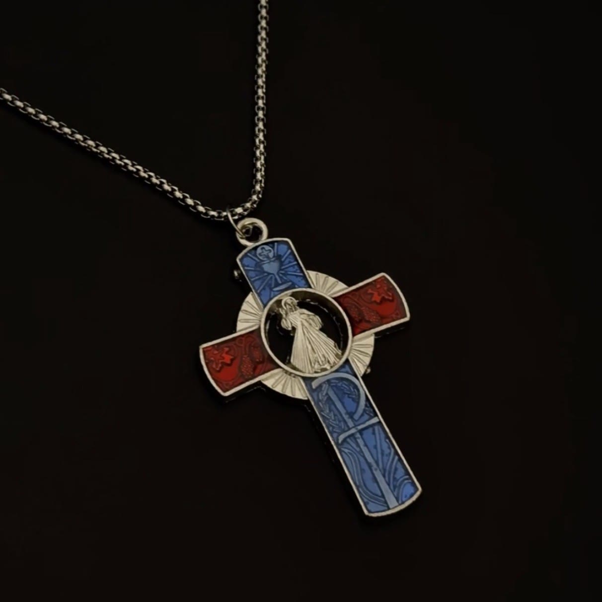 Collar Clásico de Cruz con Retrato de la Divina Misericordia en Rojo y Azul