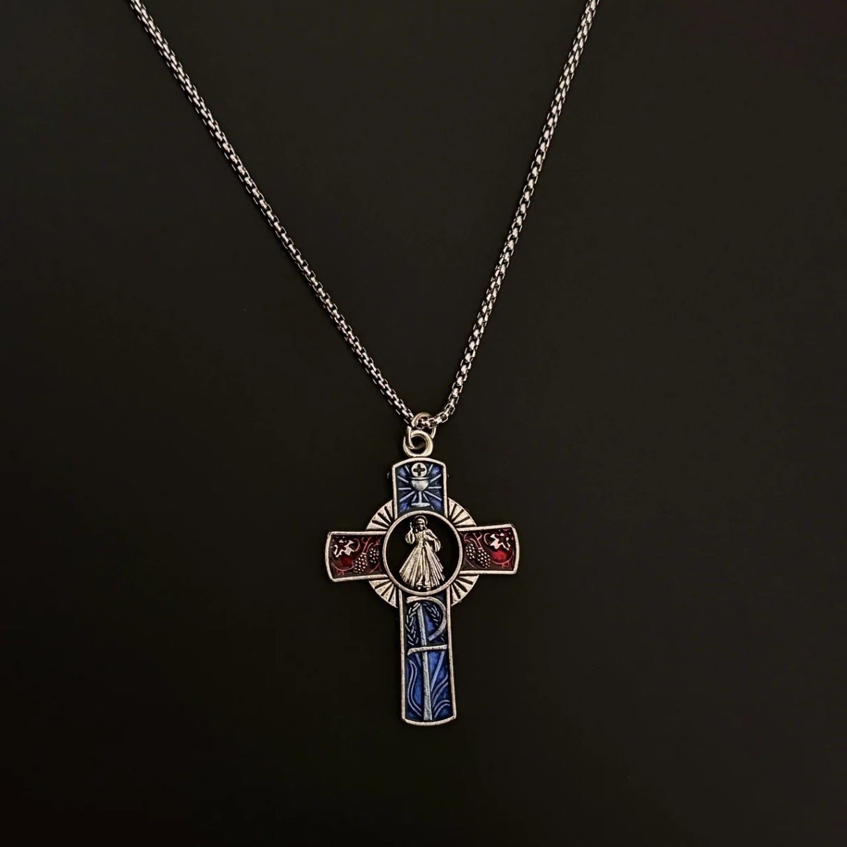 Collar Clásico de Cruz con Retrato de la Divina Misericordia en Rojo y Azul