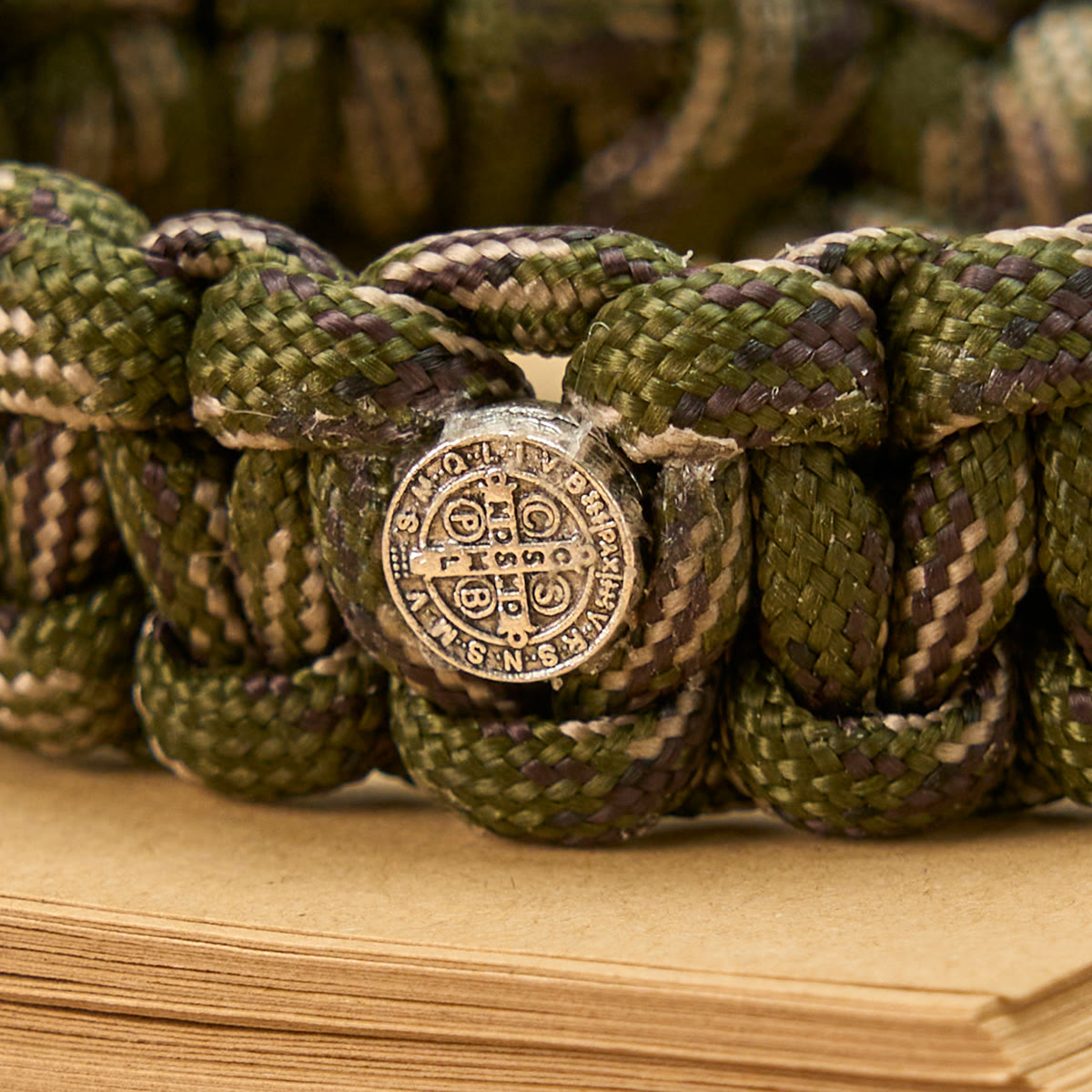 Pulsera Artesanal Duradera de Paracord de San Benito Estilo Vintage