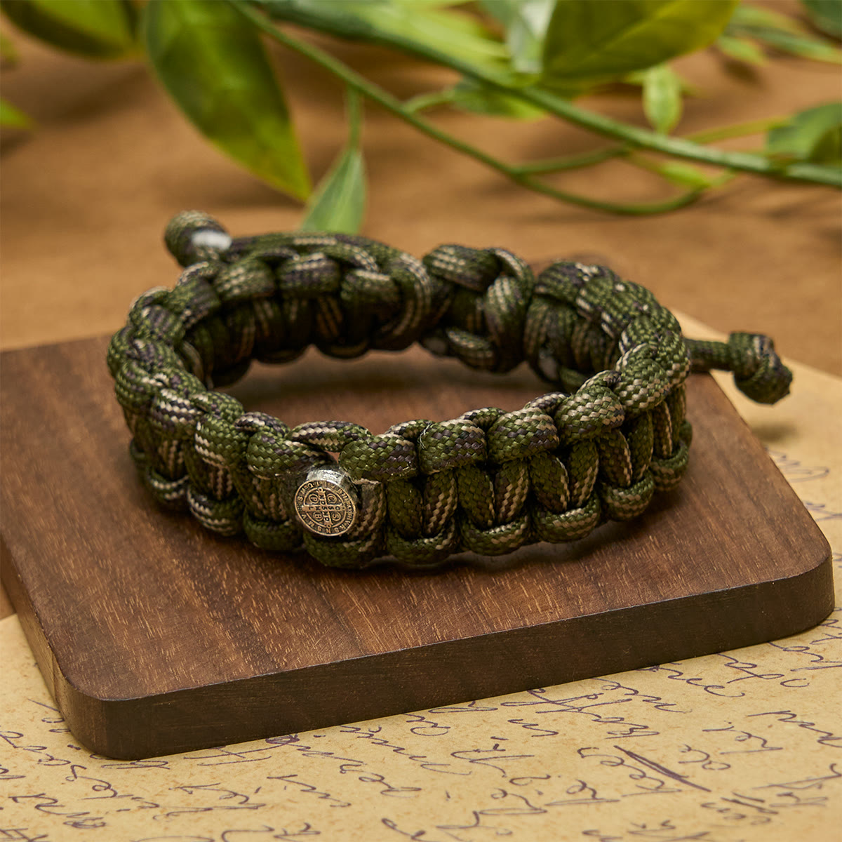 Pulsera Artesanal Duradera de Paracord de San Benito Estilo Vintage
