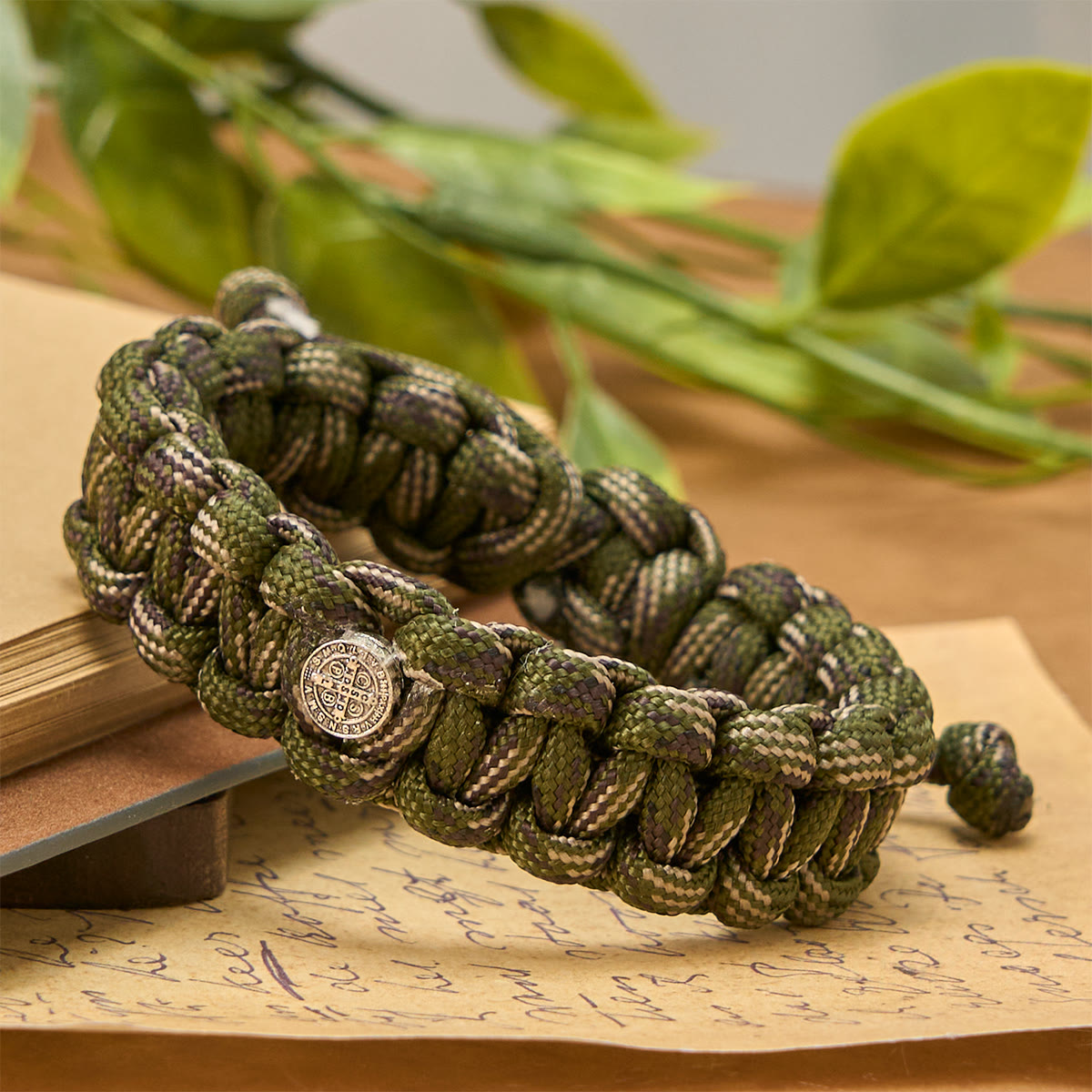 Pulsera Artesanal Duradera de Paracord de San Benito Estilo Vintage