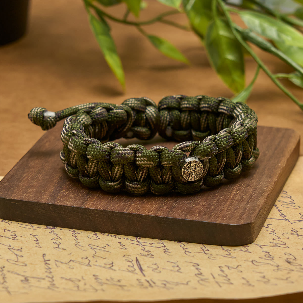 Pulsera Artesanal Duradera de Paracord de San Benito Estilo Vintage