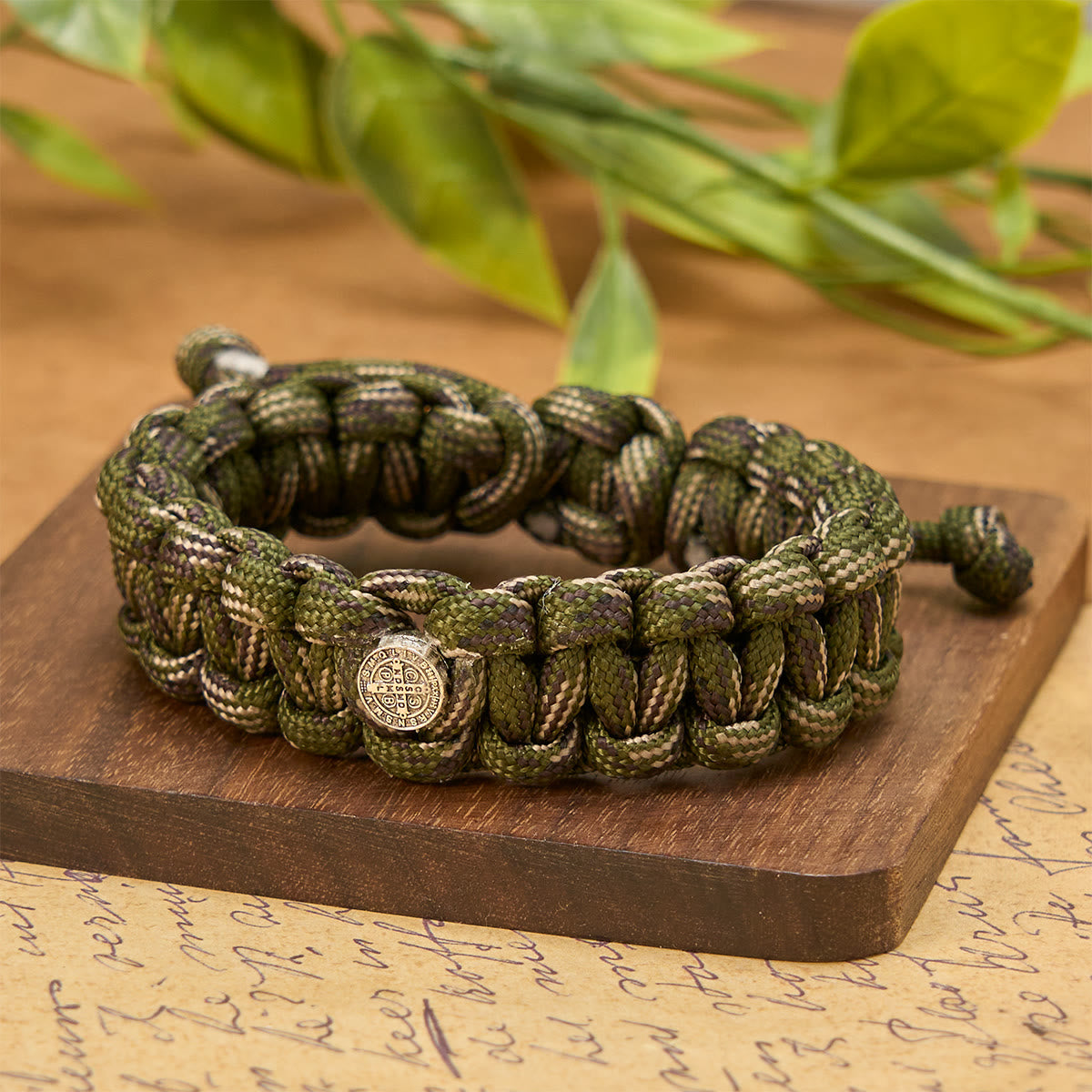 Pulsera Artesanal Duradera de Paracord de San Benito Estilo Vintage
