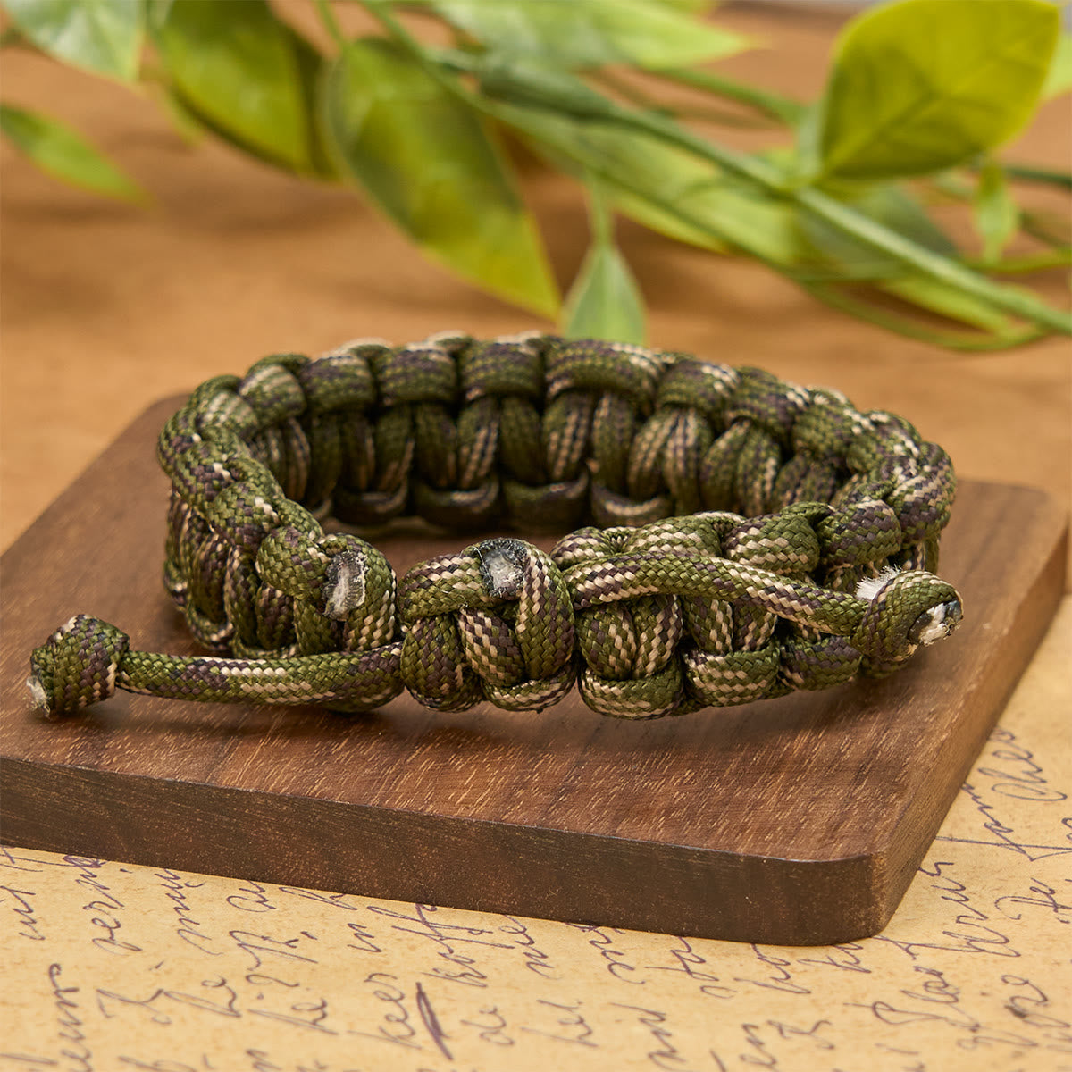 Pulsera Artesanal Duradera de Paracord de San Benito Estilo Vintage